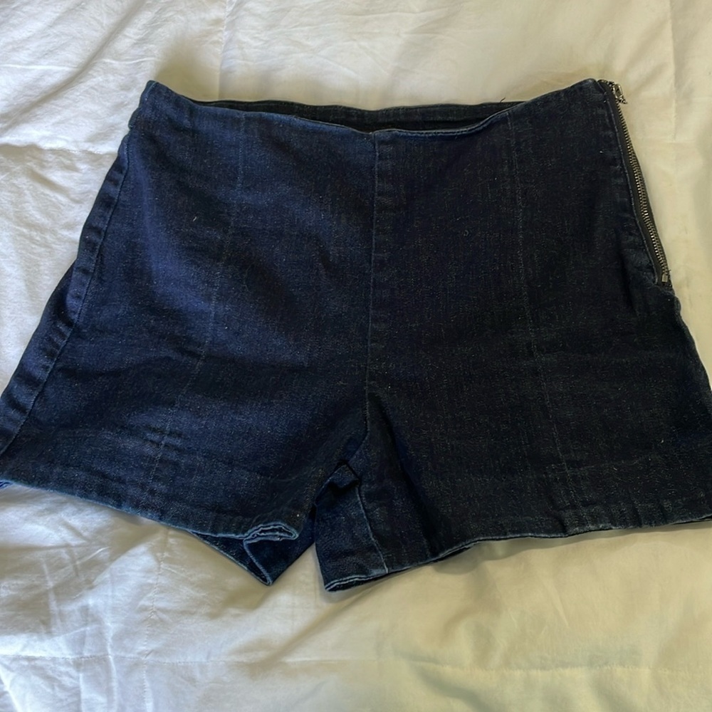 RW&CO denim high waisted Short with side zipper, size 6